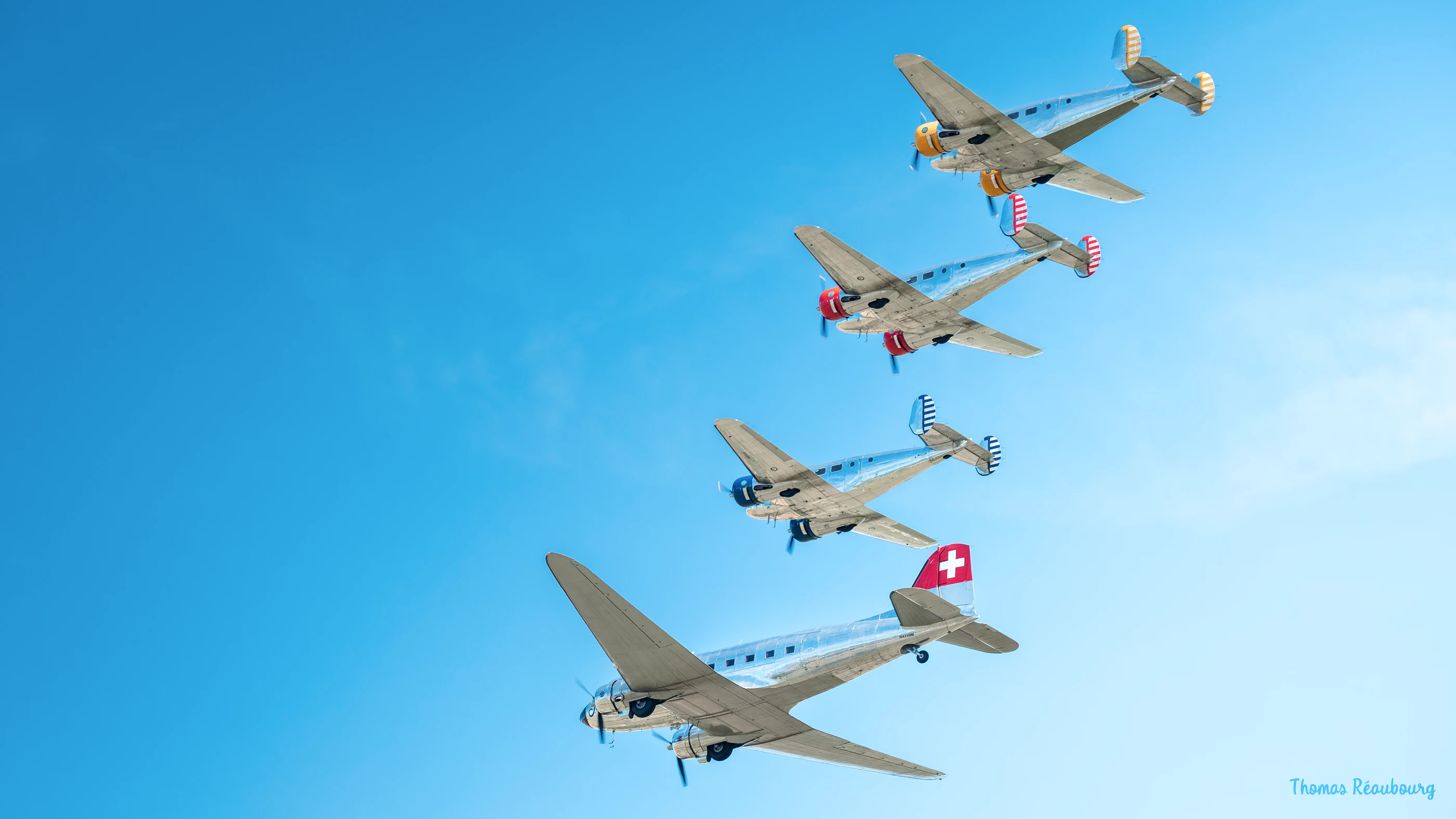 Douglas DC-3 & Beechcraft 18
Classic Formation